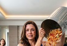 Pensó que volvería a agachar la cabeza. Como siempre. Como durante cinco malditos años. Entonces insultó a mi madre. Luego a mi padre. Y algo explotó dentro de mí. Agarré el cubo lleno de restos de comida y se lo estampé encima. Salsa, grasa y basura cayendo por su rostro. —Eres basura. Y hoy… dejo de ser tu víctima. Su expresión cambió de inmediato.