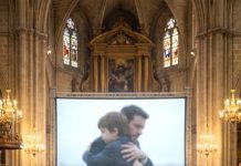 La víspera de mi boda debía ser perfecta. En cambio, estaba viendo un video en el teléfono de mi prometido. En la pantalla, Javier abrazaba a un niño mientras decía: —“Nunca dejaré de ser tu padre.” Las lágrimas nublaron mi vista. Cuando él entró en la habitación, levanté el teléfono temblando. —“Explícamelo. Ahora.” Su silencio confirmó algo aún más aterrador… alguien más nos estaba ocultando la verdad.
