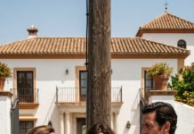 Mi suegra me abofeteó tan fuerte que sentí el sabor del hierro en la boca. —“Deja de sonreír, maldita.” Reí suavemente. Eso la enfureció más. —“¿Qué te hace tanta gracia?” La miré fijamente. —“Que sigues creyendo que soy la nuera débil que puedes humillar.” Entonces sonó un coche frente al portón. Y luego otro. Y otro más.