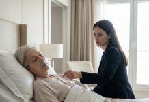 Apenas podía respirar por una neumonía devastadora; estaba inmóvil en la cama cuando Chloe arrancó brutalmente la cánula de oxígeno de mi nariz y me abofeteó. —Muere de una vez, vieja cruel —susurró—, quiero heredar tu imperio cuanto antes. Sus uñas postizas se clavaron en mi hombro mientras mi visión se apagaba. Con dedos temblorosos presioné el botón de alarma silenciosa bajo el colchón, activando a la policía y congelando sus cuentas robadas Chloe aún no sabe lo que viene.