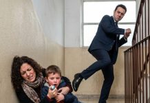 Entre contracciones de parto que me desgarraban en las escaleras, abracé a Sam, de cinco años, ahogándose por un ataque de asma, mientras Richard me pateaba con sus zapatos brillantes: «Deja de fingir, cerda; Elena me espera». Sin que él lo supiera, ya había enviado los expedientes de recetas ilegales de su clínica a la unidad antidrogas. Y entonces él giró hacia mí…