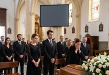 Pensé que asistía al funeral de una mujer inocente. Pero cuando la enorme pantalla se encendió sobre el ataúd, el silencio se convirtió en horror. La mujer que todos creían muerta abrió los ojos desde una cama de hospital y susurró: —Si están viendo esto, significa que intentaron enterrarme antes de tiempo. Mi esposo palideció. Mi hermana comenzó a llorar. Y yo entendí que alguien en esa iglesia estaba a punto de perderlo todo. Pero nadie imaginaba quién sería la verdadera víctima.