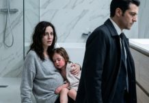 Me aferraba a Lily, de cuatro años, ardiendo en fiebre, mientras la sangre de mi embarazo de alto riesgo empapaba las baldosas del baño. David pasó sobre mis piernas temblorosas sin mirarme. “Límpiate tú misma. Das pena. Y no llames: te he bloqueado”, se burló, acomodándose la corbata rumbo al avión con su amante. Sonreí, limpié la sangre de mi boca y entregué al jefe un USB. “Todo está ahí”, susurré. Avión despegaba cuando sonó la orden de arresto federal.