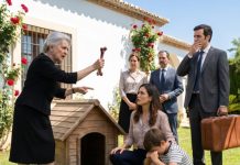 Estaba de rodillas junto a la caseta cuando escuché a mi suegra acusarme delante de todos. —¡Tu hijo es igual de salvaje que tú! Mi pequeño bajó la cabeza, convencido de que era culpable. Pero ella no sabía que una cámara oculta había grabado cada segundo de aquella mañana. Cuando reproduje el video en plena reunión familiar, alguien dejó caer una maleta al suelo y otro comenzó a llorar. La verdad era mucho peor de lo que imaginaban.