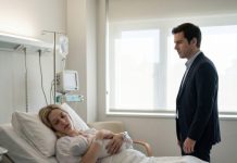 Todavía entumecida y sangrando tras una cesárea de emergencia, yacía indefensa cuando Elena, la amante de mi esposo, me arrancó a mi hijo de los brazos y me miró con desprecio absoluto. “Ahora esta fortuna y este bebé son míos, máquina inútil”, gruñó antes de golpear mi herida abierta y arrancarme el suero de un tirón. Entonces la puerta del baño se abrió: mi madre salió con documentos falsos y una grabación en la mano… ¿qué descubrí?