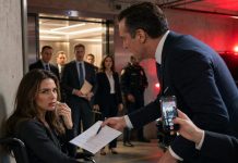 Marcus volvió a patear mi pierna recién operada y el dolor me nubló la vista. «Firma la cesión, Evelyn, o te arrojaré por las escaleras», gruñó, apretando el bolígrafo contra mis labios ensangrentados. Me limpié la boca y sonreí. «Cometes un error, Marcus. Tú nunca fuiste dueño de mi código». Entonces, todas las luces del garaje se apagaron… y una voz inesperada habló desde su teléfono.