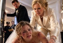 —¡Firma la cesión de la casa o esta familia te enseñará a obedecer! —gritó mi suegra mientras mi esposo cerraba la puerta. Aquella noche de bodas me golpearon hasta dejar mi cuerpo cubierto de moretones y sangre sobre el vestido blanco. Me negué a entregarles la única herencia de mis padres. Logré escapar, llegué arrastrándome a casa y golpeé la puerta antes de desmayarme… sin saber quién iba a abrir.