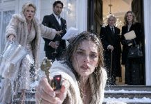 Arrastré mis piernas recién enyesadas sobre la nieve mientras el agua helada me cegaba. Mi suegra cerró la puerta y gritó: «Muérete ahí fuera, mendiga inútil». Levanté la vista, tiritando, y sonreí. «¿De verdad crees que esta casa es tuya?». Su rostro palideció cuando saqué del abrigo una llave notarial y el pequeño transmisor que seguía grabando. Entonces, detrás de ella, alguien abrió la puerta desde dentro…