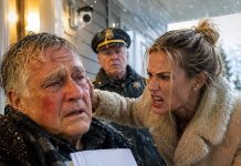 Paralizado desde mi reciente derrame cerebral, no pude defenderme cuando mi nuera arrastró mi silla de ruedas hasta el porche, bajo la lluvia helada. Me abofeteó y acercó los papeles a mi rostro. «¡Firma la propiedad, viejo parásito, o muere congelado aquí!». Entonces una voz firme surgió detrás de ella: «Yo no firmaría nada, señor». Mi nuera palideció al ver al jefe de policía… y la cámara que había grabado cada segundo.