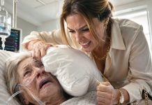 El oxígeno desapareció de mis pulmones cuando mi nuera arrancó el tubo y me hundió la almohada contra el rostro. «Muérete de una vez, vieja. Mi Porsche está esperando el dinero de tu seguro», siseó mientras mi cuerpo se retorcía sobre la cama. Creyó que yo estaba indefensa, que nadie escuchaba. Pero antes de que todo se volviera negro, alcancé a pulsar el botón oculto bajo la sábana… y la puerta de la habitación comenzó a abrirse.