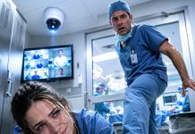 El relajante muscular quemaba mis venas mientras yacía paralizada en el vestuario quirúrgico, escuchando cómo el monitor del paciente de al lado marcaba una línea cada vez más inestable. El doctor Evans aplastó mi mano derecha bajo su zapato; sentí mis dedos crujir. —Mira quién perderá la jefatura por un “accidente”, cariño. Sonreí entre el dolor. —¿Seguro que la perderé yo? Entonces, las puertas de seguridad se cerraron con un clic metálico… y su sonrisa desapareció.