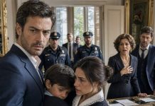 «—¿Prometes que nunca me dejarás como mamá?», preguntó mi hijo mientras abrazaba a aquella desconocida. Sentí un nudo en la garganta. Yo había buscado durante años a alguien que lo cuidara de verdad desde que su madre desapareció… pero aquella mujer no solo conocía su nombre. Cuando la vi sacar una vieja fotografía de su bolso, comprendí que su llegada no era una casualidad… y que alguien me había ocultado una verdad capaz de destruirlo todo.