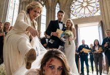 El cristal de champagne explotó contra mi rostro y la sangre me cegó antes de que Eleanor me arrastrara por el velo sobre el mármol de la iglesia. “Mi hijo se casará con una heredera de sangre pura, no con una huérfana de alcantarilla”, escupió, pateándome el vientre. Yo escupí sangre sobre sus zapatos y sonreí. “Entonces dile a tu hijo que abra el sobre que dejé en el altar”. Cuando lo hizo, todos dejaron de respirar…