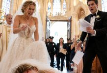 Mi cuerpo dejó de obedecerme justo antes del “sí, acepto”. Caí contra los escalones del altar, con la sangre cubriéndome los ojos, mientras Olivia me arrancaba la corona y se ponía mi vestido. —Gracias por pagar mi boda, Jessica. El novio también es mío —susurró, pisando mi mano inmóvil. Creyó que yo moriría allí… hasta que las puertas de la iglesia se abrieron y alguien gritó: —¡Arresten a la novia!