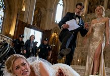 La sangre empapó mi vestido de novia mientras rodaba por las escaleras de la catedral, incapaz de mover las piernas. —Solo necesitaba tus acciones, Claire —rió Richard, alejando mi silla de ruedas—. Ahora todos creerán que fue un accidente. Cerré los ojos, fingiendo mi último aliento. Él no sabía que jamás firmé los documentos… ni que la cámara oculta acababa de enviar su confesión a la policía. Entonces, las campanas se detuvieron.