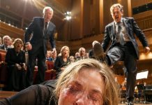 Ciega desde el ataque con ácido, caí al foso de la orquesta cuando el decano me hizo tropezar. Su bota se hundió en mis costillas. «Ya ni siquiera puedes ver a tus alumnos, inútil», siseó. Me limpié la sangre de los labios y sonreí. «No necesito verte para destruirte». Entonces, una luz se encendió en la primera fila… y el presidente del consejo se puso de pie.