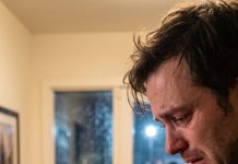 Perdí 200 dólares y miré a mi esposa con desconfianza: “¡Tú los tomaste, admítelo!”. Ella lloró y juró que era inocente, pero mi rabia fue más fuerte y la eché de casa bajo la lluvia. Pensé que volvería arrepentida… hasta que abrí la puerta y solo encontré su anillo de boda junto a una carta. En ese momento, mi mundo se derrumbó.