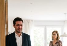 «Volví a casa solo porque había olvidado un contrato. Creía que era el hombre más afortunado del mundo por tener una esposa que cuidaba con tanto cariño a mi padre después de que él vendiera su casa para vivir con nosotros. Pero al abrir la puerta, lo encontré tirado en el suelo, cubierto de comida. —¡No eres más que una carga! —le gritaba ella. Mi padre solo lloraba en silencio… y en ese instante entendí que toda mi vida acababa de derrumbarse. Lo que descubrí después fue todavía peor.»