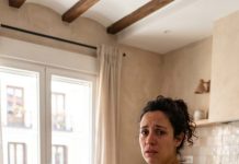 «—Estoy en un viaje de negocios, volveré en dos días», fue la última mentira que mi esposo me dijo. Con los pies hinchados y mi bebé moviéndose dentro de mí, abrí el mensaje de una desconocida… y vi la foto de ambos abrazados en una playa. «Él dijo que ya no te ama», escribió ella. Sentí que el mundo se derrumbaba, pero aún no sabía que esa imagen era solo el comienzo de la peor traición de mi vida…