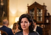 **Hook (Español)** Quince años de matrimonio merecían una cena perfecta. Éramos solo tres: mi esposo, mi nuera y yo. Sonreía convencida de que era la mujer más afortunada del mundo… hasta que el cuchillo se me cayó de las manos. Al agacharme, vi sus dedos entrelazados bajo la mesa. «¡Suéltame… ella nos verá!», susurró ella. Él no respondió. En ese instante comprendí que aquella celebración escondía una traición mucho más oscura de lo que jamás habría imaginado…