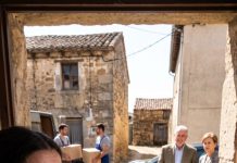 «—Traes mala suerte desde que naciste», fueron las últimas palabras de mis padres antes de dejarme con mi abuelo en un pequeño pueblo. Crecí prometiéndole que algún día le devolvería cada sacrificio. El día de mi graduación por fin llegó… pero cuando regresé con mi primer contrato de trabajo, encontré la casa rodeada de desconocidos. «Lo siento… llegaron demasiado tarde». Y entonces comprendí que alguien me había arrebatado mucho más que una familia.