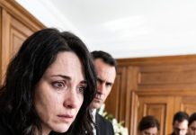 Llegué al funeral de mi mejor amiga convencida de que iba a despedirme de ella. Parecía dormir en paz… hasta que vi aquellas marcas oscuras alrededor de sus muñecas. «No fue un accidente», susurré, mientras todos evitaban mirarla. Un hombre detrás de mí murmuró: «Será mejor que olvides lo que acabas de ver». En ese instante entendí que no asistía a un funeral… sino al comienzo de una cacería.