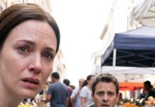 —“¡Déjala! ¿Estás loco?” —grité mientras corría hacia la multitud en el mercado. Todos miraban, pero nadie intervenía. La chica temblaba, cubierta de moretones y sangre seca. Cuando me acerqué para ayudarla, su muñeca quedó al descubierto. Mi corazón se detuvo. Ese brazalete de plata… con una pequeña luna grabada. No… era imposible. Ese brazalete pertenecía únicamente a mi hermana… desaparecida hace cinco años.