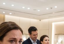 Después de siete años de matrimonio, no grité cuando lo vi colocar un collar de diamantes en el cuello de su amante. Esa noche doblé mi ropa, tomé la mano de nuestro hijo de seis años y cerré la puerta en silencio. «Mamá, ¿papá ya no nos quiere?», preguntó él. Contuve las lágrimas y respondí: «Pronto entenderá lo que perdió». Porque mi esposo aún ignoraba quién era la verdadera dueña de todo lo que disfrutaba…