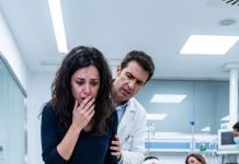 «—Su esposo acaba de entrar en quirófano… pero hay otra paciente que viajaba con él», dijo el médico. Sentí que el teléfono resbalaba de mis manos antes de estrellarse contra el suelo. «¿Otra mujer?», susurré sin poder respirar. Cuando vi cómo él buscaba desesperadamente su mano incluso inconsciente, entendí que el accidente no era lo que iba a destruir mi vida… sino la verdad que acababa de salir a la luz.