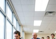 “My family called me a worthless dropout and hid me in the back row of my sister’s wedding. But when the groom collapsed, I saved his life. Minutes later, standing in the hospital, the senior surgeon whipped around and screamed, “Doctor, I need your help, your mother just stopped breathing!”—the same mother who had literally just introduced me to the caterers. Would you save the woman who disowned you?”